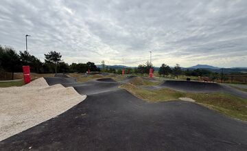 FOTO: Na Rozkvete v Považskej Bystrici finišujú práce na pumptracku, otvorenie plánujú o pár týždňov