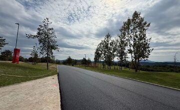 FOTO: Na Rozkvete v Považskej Bystrici finišujú práce na pumptracku, otvorenie plánujú o pár týždňov