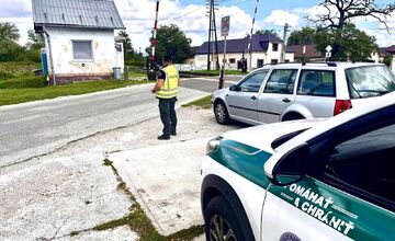 FOTO: Policajné kontroly na železniciach v Trenčianskom kraji odhalili alkohol u zamestnancov aj vodičov