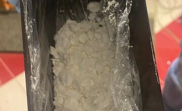 FOTO: Národná protidrogová jednotka pátra po mužovi obvinenom z drogovej trestnej činnosti, videli ho v Starej Turej