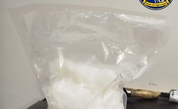 FOTO: Národná protidrogová jednotka pátra po mužovi obvinenom z drogovej trestnej činnosti, videli ho v Starej Turej