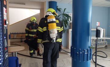 FOTO: V handlovskej nemocnici prebieha nácvik evakuácie lôžkovej časti za účasti všetkých záchranných zložiek