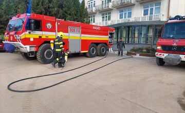 FOTO: V handlovskej nemocnici prebieha nácvik evakuácie lôžkovej časti za účasti všetkých záchranných zložiek