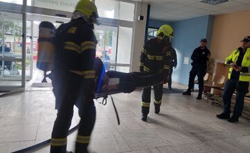 FOTO: V handlovskej nemocnici prebieha nácvik evakuácie lôžkovej časti za účasti všetkých záchranných zložiek
