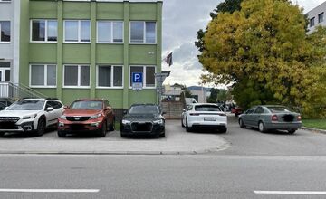 FOTO: V Trenčíne diskutujú o parkovaní Porsche na chodníku pred policou 