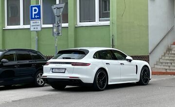FOTO: V Trenčíne diskutujú o parkovaní Porsche na chodníku pred policou 