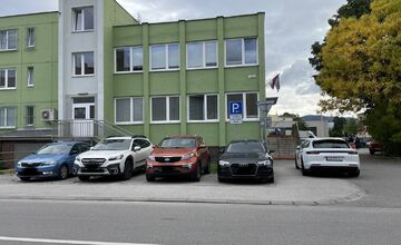 FOTO: V Trenčíne diskutujú o parkovaní Porsche na chodníku pred policou 