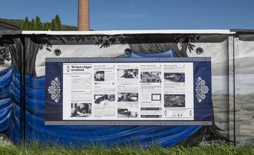 FOTO: Prekrásne umenie na garážach spája Púchov s jeho tradíciou modrotlače