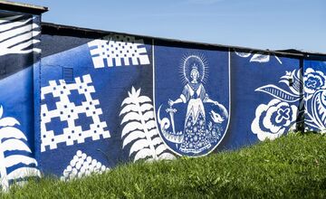 FOTO: Prekrásne umenie na garážach spája Púchov s jeho tradíciou modrotlače