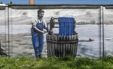 FOTO: Prekrásne umenie na garážach spája Púchov s jeho tradíciou modrotlače