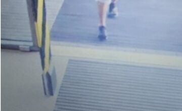 FOTO: Polícia z Trenčína hľadá muža zo záberov, prosí verejnosť o pomoc