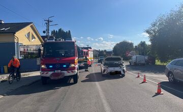 FOTO: Elektromobil sa zrazil s osobným autom v Nedožeroch-Brezanoch, nehoda si vyžiadala zraneného