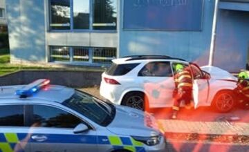 FOTO: Opitý senior za volantom Mercedesu narobil v Prievidzi veľké škody