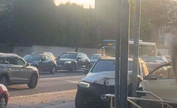 FOTO: Opitý senior za volantom Mercedesu narobil v Prievidzi veľké škody