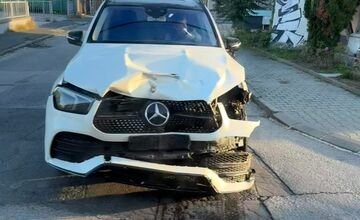 FOTO: Opitý senior za volantom Mercedesu narobil v Prievidzi veľké škody