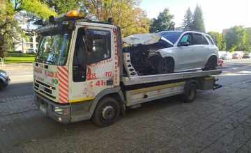 FOTO: Opitý senior za volantom Mercedesu narobil v Prievidzi veľké škody