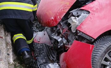FOTO: Auto skončilo na boku, hasiči zachraňovali zranených v Lysej pod Makytou