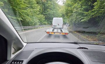 FOTO: Smerom od Prievidze na Kľak stojí v strede cesty cisterna, úsekom momentálne neprejdete
