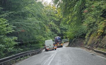 FOTO: Smerom od Prievidze na Kľak stojí v strede cesty cisterna, úsekom momentálne neprejdete