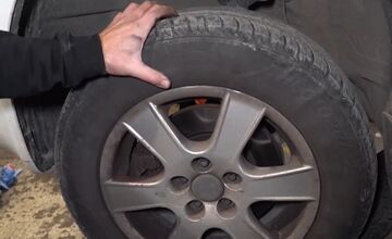 FOTO: V Trenčíne vyčíňajú vandali, v noci uvoľňujú skrutky na autách 