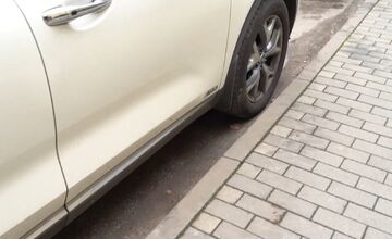 FOTO: V Trenčíne vyčíňajú vandali, v noci uvoľňujú skrutky na autách 