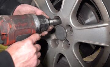 FOTO: V Trenčíne vyčíňajú vandali, v noci uvoľňujú skrutky na autách 