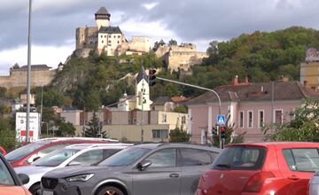 FOTO: V Trenčíne vyčíňajú vandali, v noci uvoľňujú skrutky na autách 