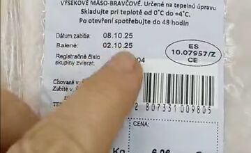 FOTO: Zákazníčka v Tescu objavila chybu na obale mäsa, internet sa baví