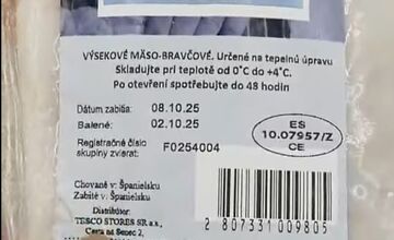 FOTO: Zákazníčka v Tescu objavila chybu na obale mäsa, internet sa baví