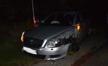 FOTO: Nebezpečná jazda v Beluši. Vodič pod vplyvom alkoholu narazil do iného auta, ktoré šoféroval mladík