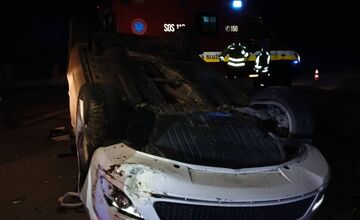 FOTO: Nočná nehoda v Hornej Súči, auto skončilo na streche, zasahovali hasiči aj záchranári