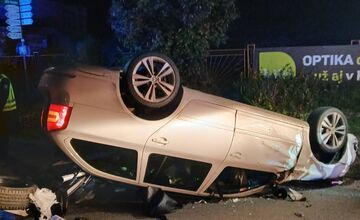 FOTO: Nočná nehoda v Hornej Súči, auto skončilo na streche, zasahovali hasiči aj záchranári