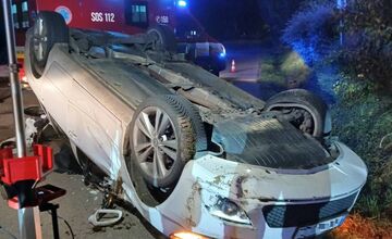 FOTO: Nočná nehoda v Hornej Súči, auto skončilo na streche, zasahovali hasiči aj záchranári