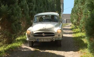 FOTO: Minulosť na štyroch kolesách, handlovskí manželia renovujú veterány a kočíky