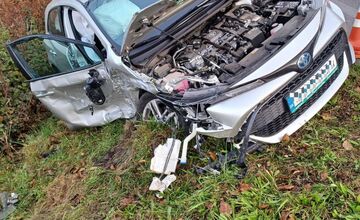 FOTO: Zrážka v križovatke v Bánovciach nad Bebravou: auto skončilo v priekope, zasahovali hasiči