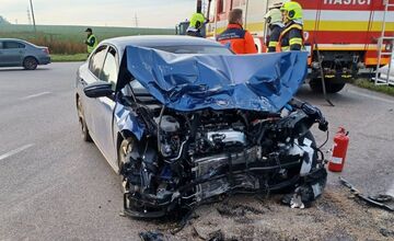 FOTO: Zrážka v križovatke v Bánovciach nad Bebravou: auto skončilo v priekope, zasahovali hasiči