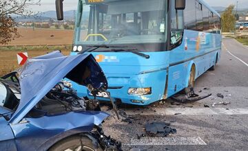 FOTO: Zrážka v križovatke v Bánovciach nad Bebravou: auto skončilo v priekope, zasahovali hasiči