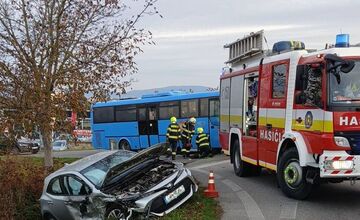 FOTO: Zrážka v križovatke v Bánovciach nad Bebravou: auto skončilo v priekope, zasahovali hasiči