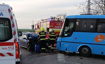 FOTO: Zrážka v križovatke v Bánovciach nad Bebravou: auto skončilo v priekope, zasahovali hasiči