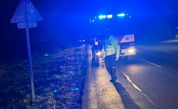 FOTO: Vodička pri Nedožeroch-Brezanoch utrpela zranenia po zrážke dvoch áut, pomohli jej dobrovoľní hasiči