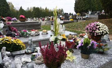 FOTO: Mesto Trenčín vyzýva obyvateľov na používanie prírodných materiálov počas dušičiek 