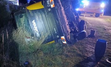 FOTO: Na ceste medzi Skačanmi a Hradišťom havarovala cisterna, ktorá skončila v priekope