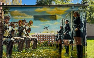 FOTO: Stará trafostanica dostala novú tvár, o maľby sa postaral známy grafiťák Martin Kremeň