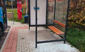 FOTO: Zastávku vo Vyšehradnom niekto rozbil, vedenie obce žiada o informácie