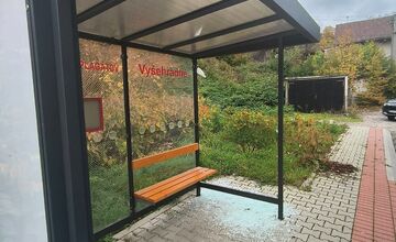 FOTO: Zastávku vo Vyšehradnom niekto rozbil, vedenie obce žiada o informácie