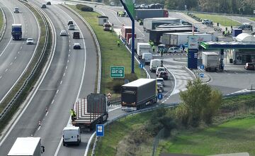 FOTO: Polícia zablokovala odpočívadlo na D1 v Hrádku, prebiehala tam rozsiahla dopravná kontrola s dronom