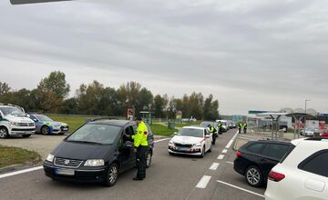 FOTO: Polícia zablokovala odpočívadlo na D1 v Hrádku, prebiehala tam rozsiahla dopravná kontrola s dronom