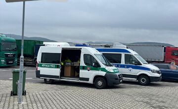FOTO: Polícia zablokovala odpočívadlo na D1 v Hrádku, prebiehala tam rozsiahla dopravná kontrola s dronom