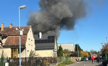 FOTO: Hasiči zasahujú pri požiari v Dubnici nad Váhom