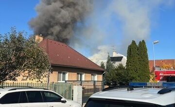 FOTO: Hasiči zasahujú pri požiari v Dubnici nad Váhom